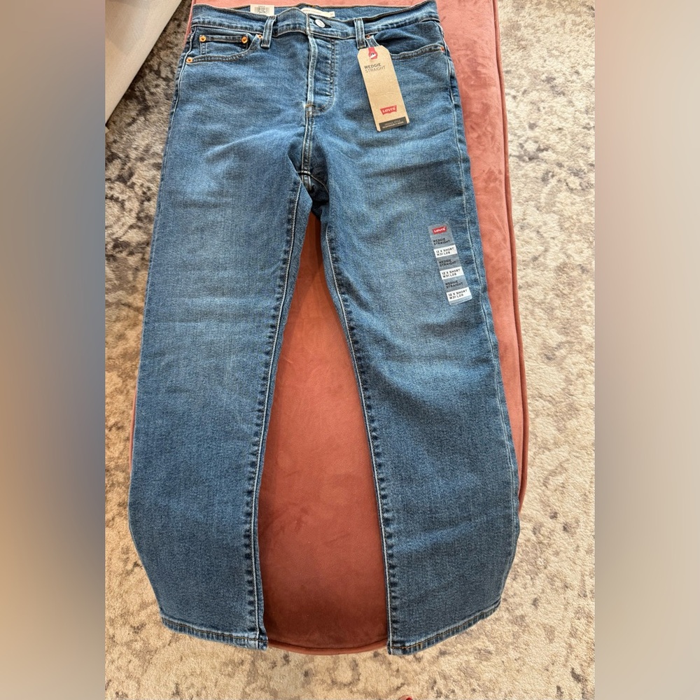 Levi’s Wedgie Straight Short Jeans 31 x 28L
New with tags